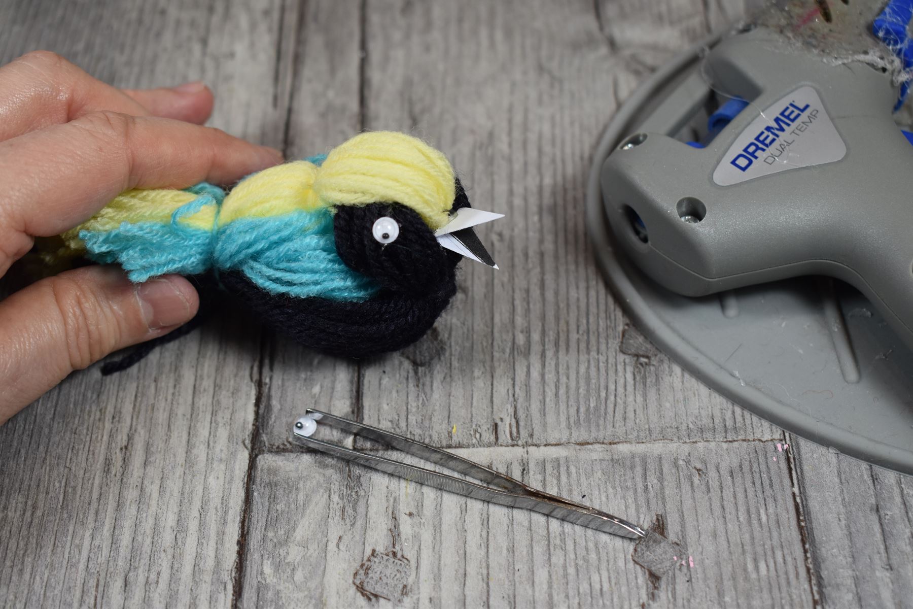 oiseau-diy-laine-bricolage-sans-aiguille-sans-crochet-facile-decoration-pour-mobile-deco-atelier-avec-les-enfants-loisirs-creatifs-ludique